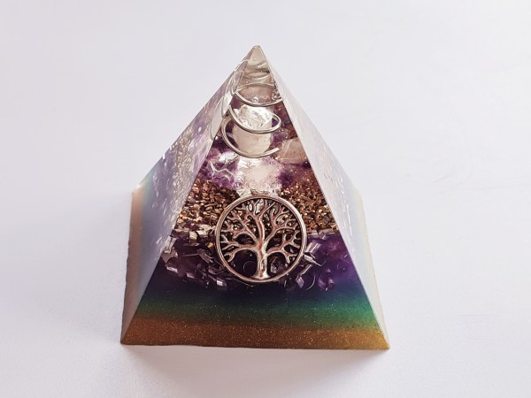 Orgonite pyramide arbre de vie argentée violette, verte et dorée